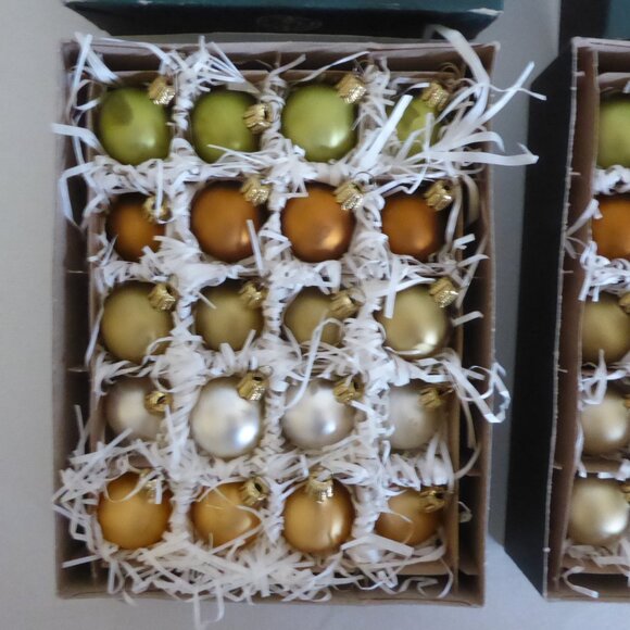 1.25” SMITH & HAWKEN CHRISTMAS GERMAN GLASS MATTE MULTI COLORED BALL ORNAMENT 58 - Picture 9 of 9